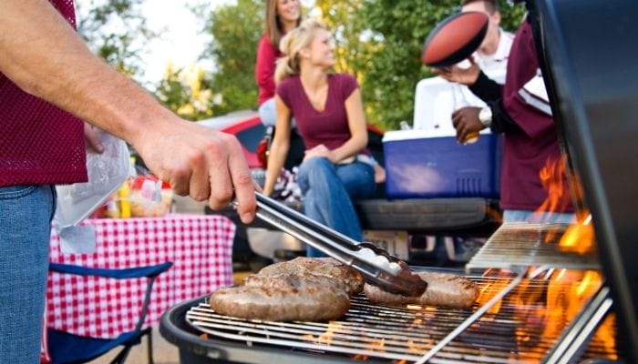 6 Must-Have Items for Your Next Tailgating Party
